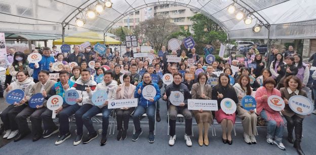 《圖說》新北市政府高齡長期照顧處成立暨揭牌典禮貴賓合照。〈衛生局提供〉