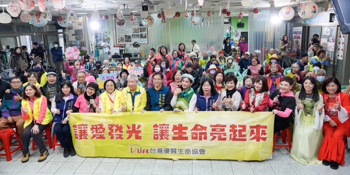 娛樂牡丹心據點長輩 〈台灣優質生命〉獻藝又送暖 6 《圖說》台灣優質生命協會多位知名藝人到新莊牡丹心據點娛樂長輩。〈社會局提供〉