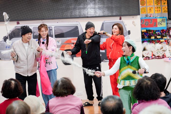 娛樂牡丹心據點長輩 〈台灣優質生命〉獻藝又送暖 7 《圖說》知名歌仔戲演員陳亞蘭教長輩如何拿象徵馬鞭的藤竹揮打,台上右1為王彩樺。〈社會局提供〉
