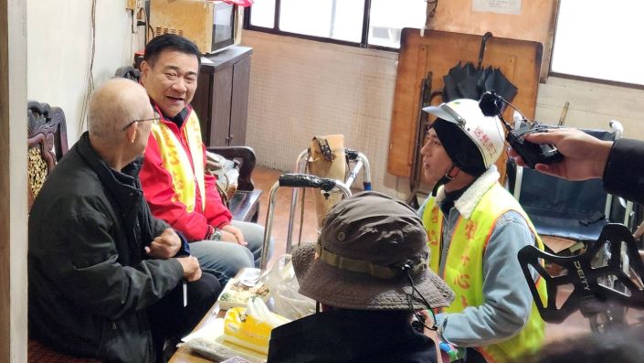 娛樂牡丹心據點長輩 〈台灣優質生命〉獻藝又送暖 10 《圖說》藝人白雲(左2)和莊凱勛(右1)隨雙鳳里長潘素娥送餐到獨居長輩簡伯伯家中,並噓寒問暖。〈社會局提供〉