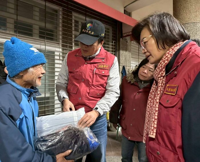 《圖說》副市長朱惕之和社會局長李美珍(右1)副局長吳淑芳（右2）訪視街友，並致贈禦寒衣物。〈社會局提供〉