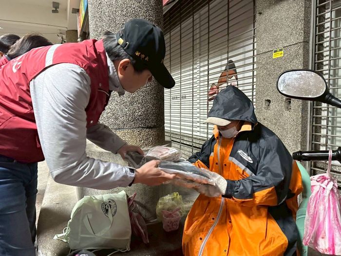 《圖說》副市長朱惕之率市府團隊訪視街友，並致贈禦寒衣物。〈社會局提供〉