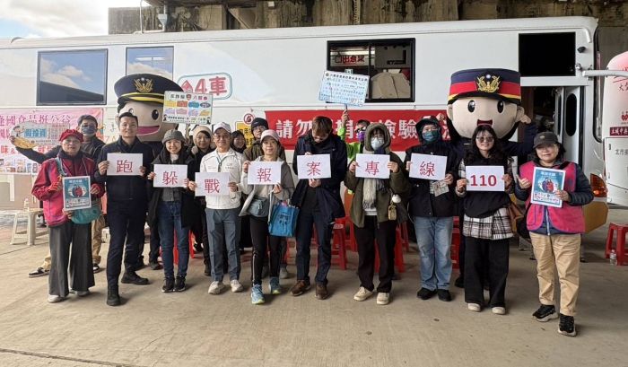 《圖說》秀山派出所所長陳正文偕團隊，下結合「金樹基金會」捐血活動，教導如何在公共場所保障自身安全。〈中和分局提供〉