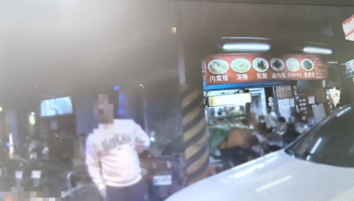 不滿違規併排停車遭開單 男子按喇叭挑釁員警 4 《圖說》海山警現場處理錄影畫面。〈海山分局提供〉