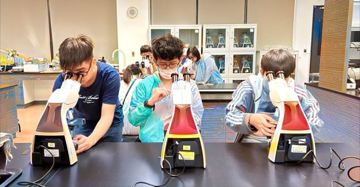 《圖說》馬偕醫學大學眼底視網膜影像與人工智慧營隊。〈教育局提供〉