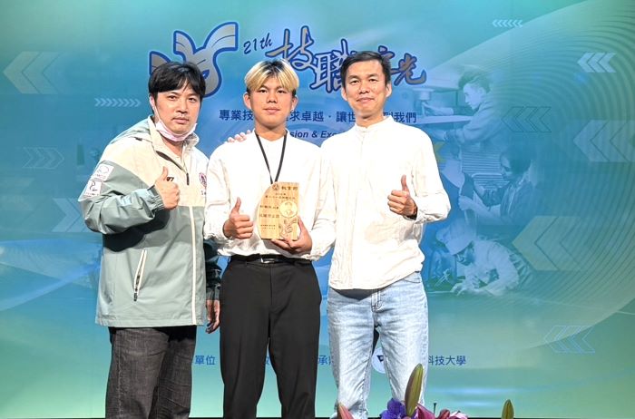 勇奪最多「技職之光」 新北多元深耕實力亮眼 6 《圖說》三重商工鄒瀚庭(中)獲得技職之光。〈教育局提供〉