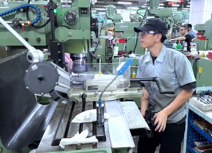 勇奪最多「技職之光」 新北多元深耕實力亮眼 7 《圖說》三重商工鄒瀚庭考取8張技術士證照。〈教育局提供〉