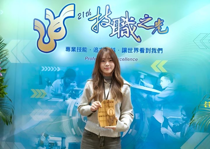 勇奪最多「技職之光」 新北多元深耕實力亮眼 10 《圖說》能仁家商邱于禛同學取得多達12張美容美髮類專業證照。〈教育局提供〉