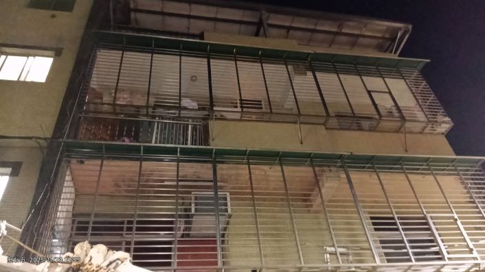 《圖說》臘腸犬被單獨留置的住家，陽台欄杆縫隙大有墜樓風險。〈動保處提供〉