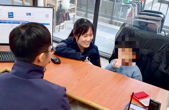 《圖說》海山警協助迷失幼童情形。〈海山分局提供〉