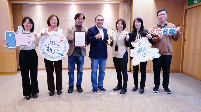 《圖說》「2025新北市傳統工藝暨城市容顏特展」榮獲2025法國設計獎「金獎」肯定，侯友宜市長與團隊合影，左二文化局長張䕒育。〈文化局提供〉
