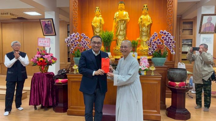 《圖說》侯友宜市長致贈光明寺香油錢。〈民政局提供〉