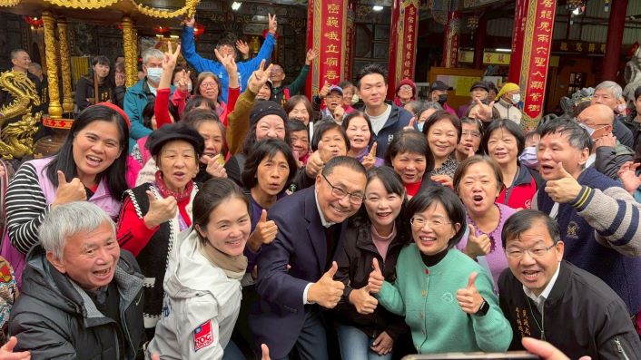 《圖說》熱情里民與侯友宜市長合影。〈民政局提供〉