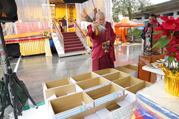 《圖說》世界佛教正心會於元旦到花蓮光復舉辦百日超薦法會，該會指導金剛上師恆性嘉措仁波且法水加持放生地龍。〈正心會提供〉