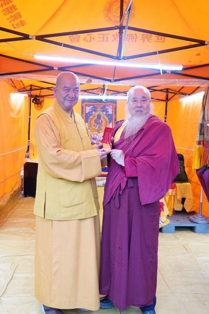 《圖說》世界佛教正心會於元旦到花蓮光復舉辦百日超薦法會，海明寺住持明光法師特別到花蓮參加法會，祝福國泰民安世界和平眾生光明永昌。〈正心會提供〉