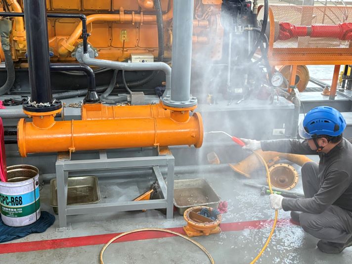 《圖說》任何微小零件偏差都可能影響防洪應變，技師必須確保每一項保養都符合規範。〈水利局提供〉