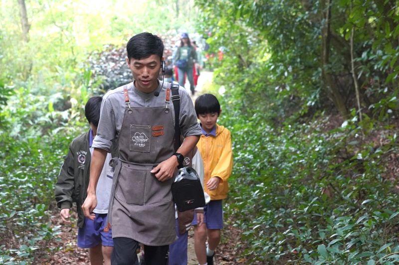 推動校園食農資源 新北農教融入十二年課綱 10 《圖說》阿三哥農莊以茶園及農地復育為核心,引導學生認識作物生產與飲食文化。〈農業局提供〉