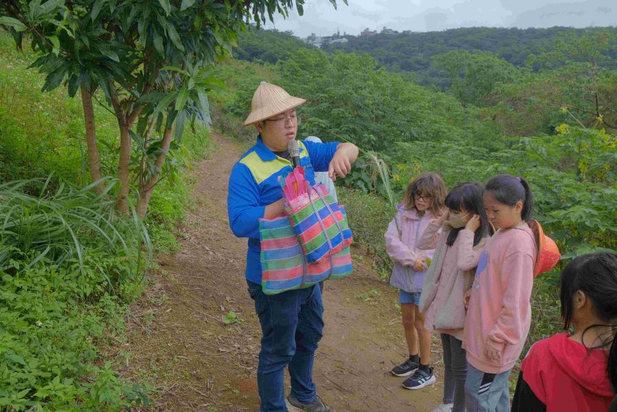 推動校園食農資源 新北農教融入十二年課綱 11 《圖說》淡水樹林口農場結合茶園復育與循環農法,讓參與者體驗農業生產、生態保育與飲食之間的關係。〈農業局提供〉