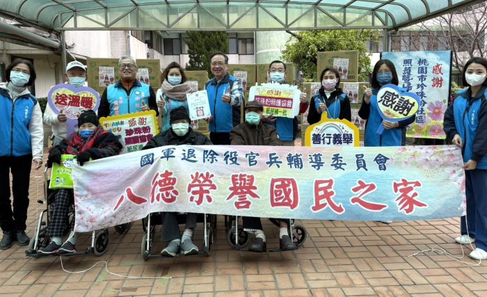 《圖說》桃園市珍珠粉社區照護暨婦幼關懷協會捐贈八德榮家紙尿褲，由朱珍瑤（後排左四）代表致贈，榮家主任酆世俊（後排中）回贈感謝狀。〈八德榮家提供〉