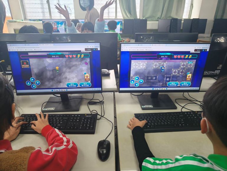 《圖說》學童沉浸式體驗迷霧效果。〈衛生局提供〉