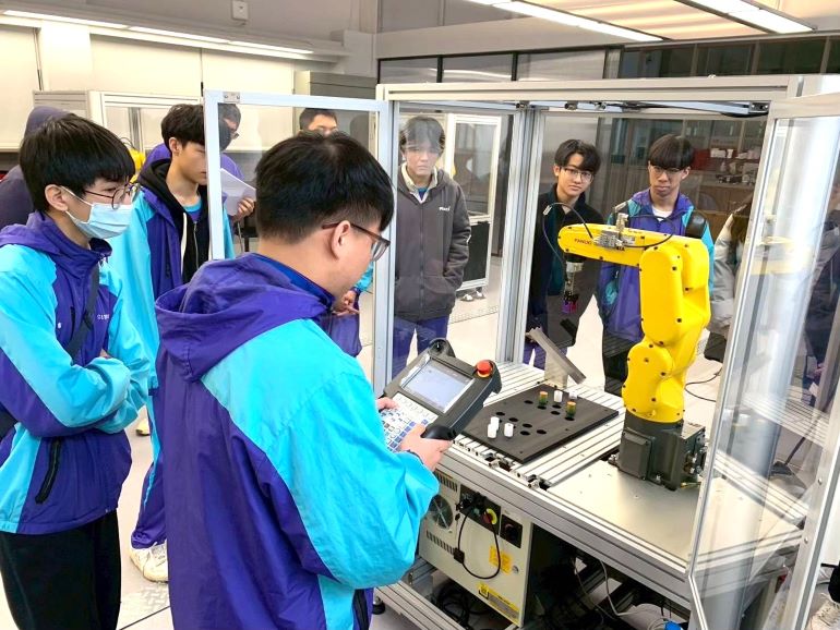 技教工場升級 三重商工AI 5.0人機協作育才中心啟用 8 《圖說》三重商工機械科學生學習操作智慧型機器手臂。〈教育局提供〉