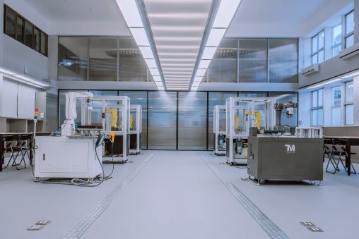 技教工場升級 三重商工AI 5.0人機協作育才中心啟用 10 《圖說》改造後的三重商工機械實習工場貼合學習需求且富設計感。〈教育局提供〉