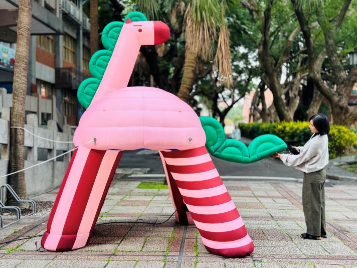 《圖說》陳姝里《山海之馬》大型充氣形式呈現，造形童趣、色彩鮮明，拉近藝術與觀眾之間的距離，深受親子客喜愛。〈淡古提供〉