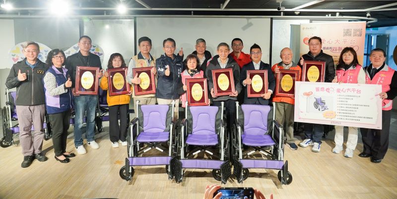 善心企業團體讓愛輪轉 9單位合捐新北305台輪椅 4 《圖說》土城鳳靈慈愛同心會等9單位響應好日子愛心大平台合捐305台輪椅。〈社會局提供〉