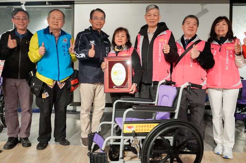 善心企業團體讓愛輪轉 9單位合捐新北305台輪椅 5 《圖說》新北市府秘書長邱敬斌(左3)代表侯友宜市長回贈感謝牌給土城鳳靈慈愛同心會理事長黃妙鳳(左4),左1為土城區長周晉平。〈社會局提供〉