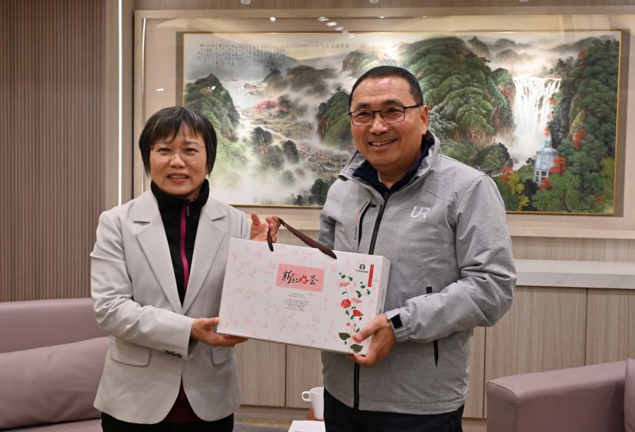 《圖說》侯友宜市長致贈內政部長劉世芳新北好茶。〈城鄉局提供〉