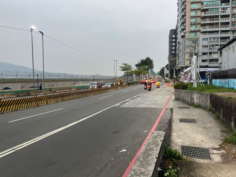 《圖說》中正東路一段預計於2月6日至3月15日期間配合夜間施工封閉，請用路人改道行駛坪頂路。〈工務局提供〉