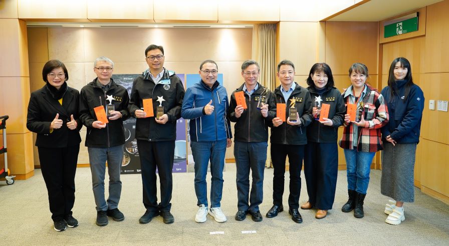 《圖說》侯友宜市長表揚推動性平成效卓越的區公所，土城、烏來、鶯歌區公所榮獲績優獎，深坑、平溪及瑞芳區公所獲進步獎，左一社會局長李美珍。〈社會局提供〉