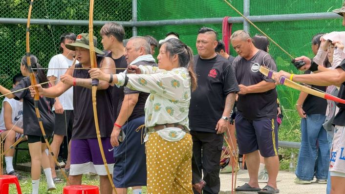 《圖說》烏來區公所打破「男獵女織」框架，在泰雅文化季推動混合性別射箭隊伍，並開放多元性別參與編織課程。〈社會局提供〉