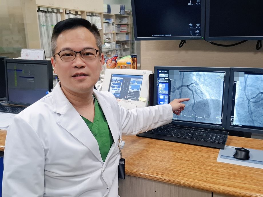 《圖說》黃啟銘主任指出，透過血管內震波碎石術擊碎嚴重的鈣化沉積，進而安全完成氣球擴張與支架置放。〈臺北醫院提供〉