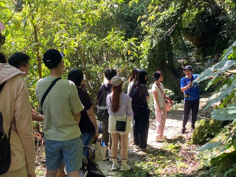 《圖說》石碇烏塗社區步道植物解說。〈農業局提供〉