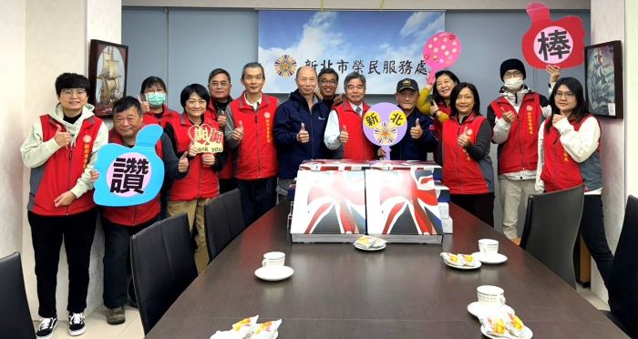 致贈新北榮民眷保暖毛毯 領士班校友總會寒冬送暖 5 《圖說》領士班校友總會致贈愛心物資毛毯一批,與榮服處同仁合照。〈新北榮服處提供〉