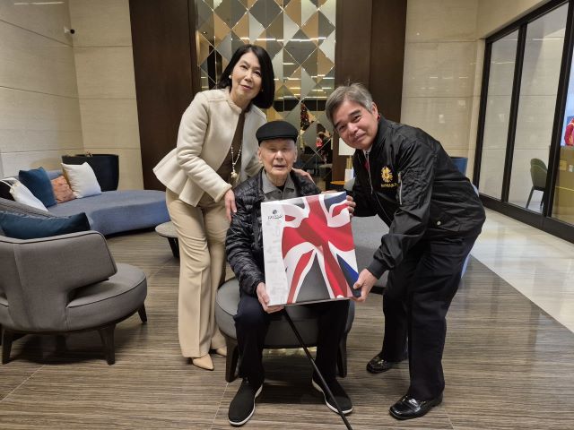 致贈新北榮民眷保暖毛毯 領士班校友總會寒冬送暖 6 《圖說》林振生處長(右)代表致贈保暖毛毯予百歲榮民饒爺爺。〈新北榮服處提供〉