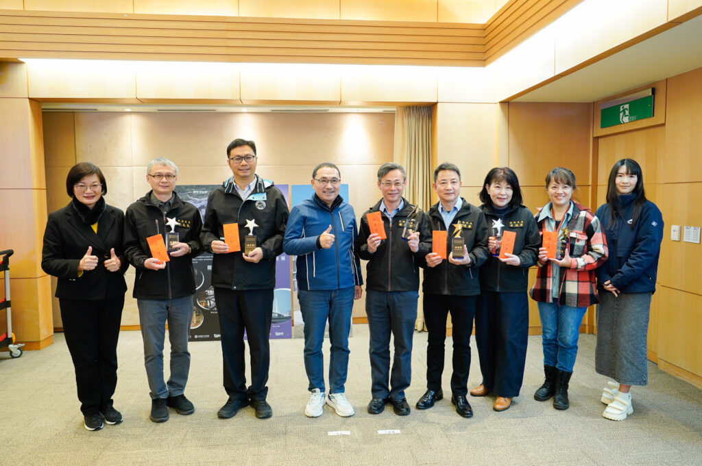 %E4%BE%AF%E5%8F%8B%E5%AE%9C%E8%A1%A8%E6%8F%9A%E6%8E%A8%E5%8B%95%E6%80%A7%E5%B9%B3%E6%88%90%E6%95%88%E5%8D%93%E8%B6%8A%E7%9A%84%E5%8D%80%E5%85%AC%E6%89%80%EF%BC%8C%E5%9C%9F%E5%9F%8E%E3%80%81%E7%83%8F%E4%BE%86%E3%80%81%E9%B6%AF%E6%AD%8C%E5%8D%80%E5%85%AC%E6%89%80%E6%A6%AE%E7%8D%B2%E7%B8%BE%E5%84%AA%E7%8D%8E%EF%BC%8C%E6%B7%B1%E5%9D%91%E3%80%81%E5%B9%B3%E6%BA%AA%E5%8F%8A%E7%91%9E%E8%8A%B3%E5%8D%80%E5%85%AC%E6%89%80%E7%8D%B2%E9%80%B2%E6%AD%A5%E7%8D%8E