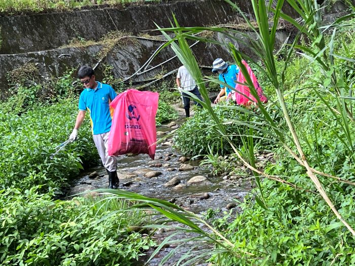 加強空地阻斷河川廢棄物 新北改善率逾8成 13 《圖說》新莊水環境巡守隊於十八份坑溪淨溪情形。〈環保局提供〉