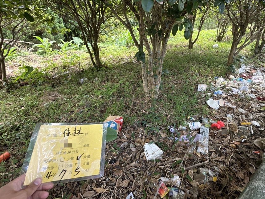 加強空地阻斷河川廢棄物 新北改善率逾8成 15 《圖說》稽查人員主動巡查缺乏管理之空地。〈環保局提供〉