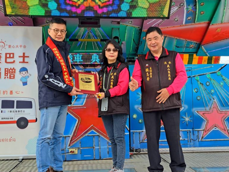 感念父母恩及集應廟尪公祖庇佑 詹淑媚捐第四輛復康巴士給新北 10 《圖說》新北市政府副秘書長張其強代表侯友宜市長回贈感謝牌給詹淑媚。〈社會局提供〉