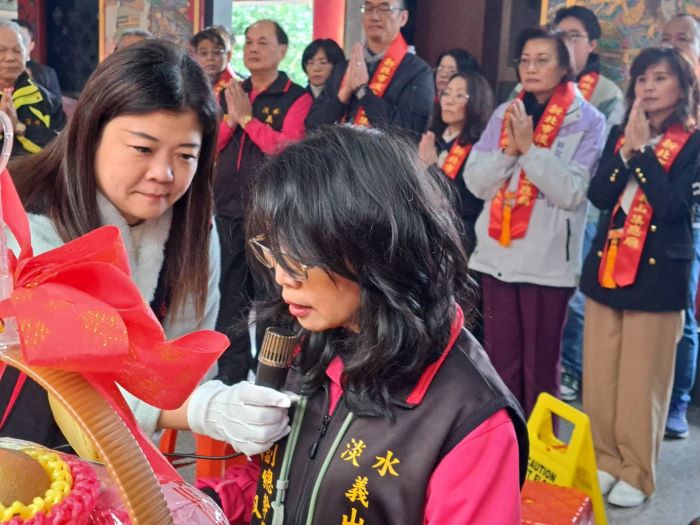 感念父母恩及集應廟尪公祖庇佑 詹淑媚捐第四輛復康巴士給新北 12 《圖說》詹淑媚在捐贈時恭讀疏文,感念父母的養育之恩以及尪公祖的庇佑。〈社會局提供〉