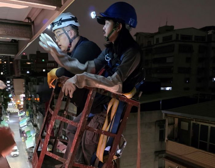 《圖說》吊車上人員分工合作展現高空救援訓練成效。〈動保處提供〉