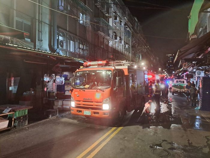 《圖說》板橋區南雅南路二段某公寓昨晚火警，消防隊員部署水線進行殘火處理。〈第一大隊提供〉