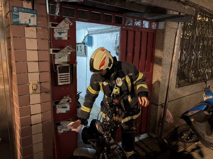 《圖說》消防隊員安全檢查。〈第一大隊提供〉