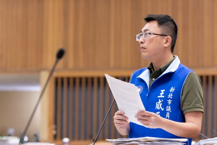 《圖說》新北市議會國民黨團聯合質詢，國民黨團書記長王威元指出，黨團長期關注新北市中小學營養午餐品質與制度公平，並非消極以對。〈國民黨團提供〉