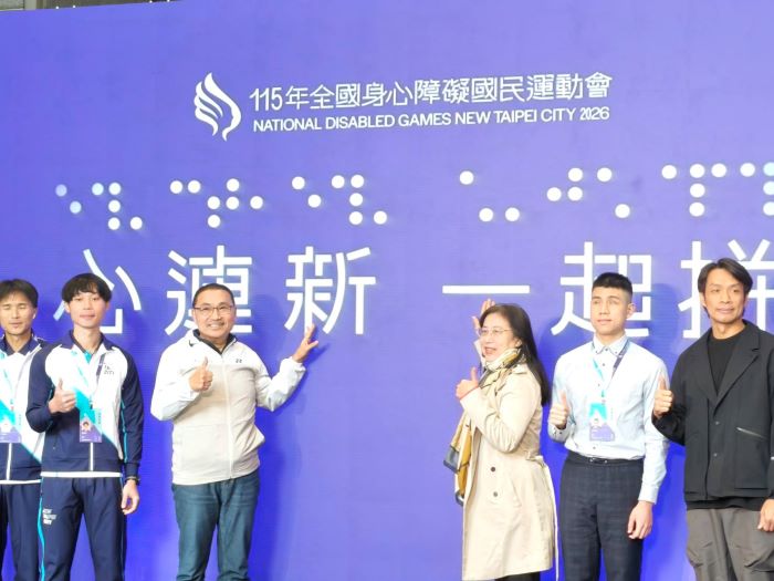 《圖說》侯友宜市長與體育部適應運動司專委黃宇瑀〈右三〉與選手共同啟動《設計有溫度》記者會。〈記者葉柏成攝〉