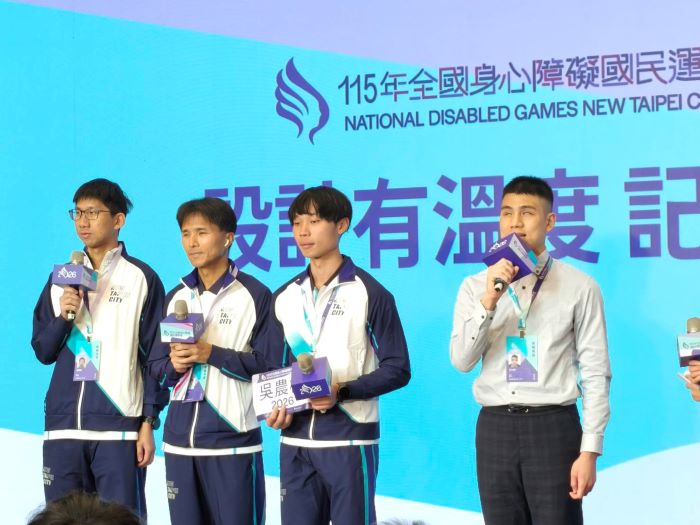《圖說》視障游泳選手林立翔〈右起〉、視障田徑選手吳儂彬、視障跑者李協興、視障陪跑員劉騏瑋 一起分享115全障運備戰心情。〈記者葉柏成攝〉