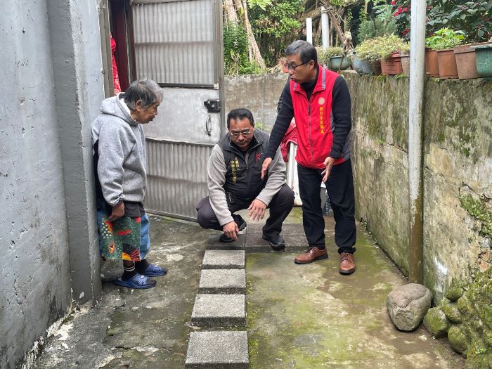 《圖說》李毓錫副處長(右)偕同王豊博副秘書長(中)現場評估郭阿姨家門口走道鋪整。〈新北榮提供〉