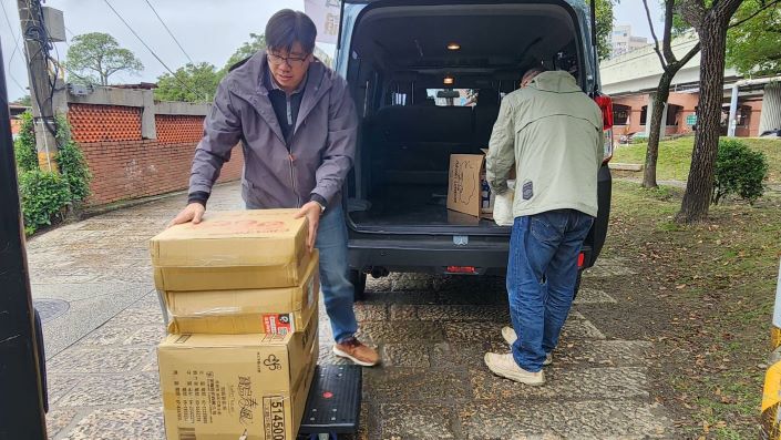 《圖說》善心物資眾多，眾人齊心協力，協助將物資搬運至許伯伯的住處。〈新北榮提供〉